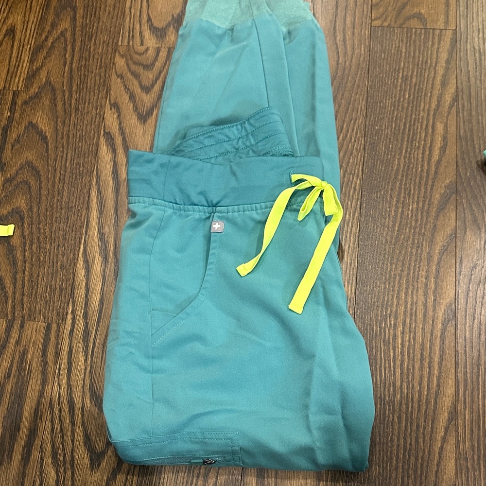 Scrub Joggers with Yellow Accents